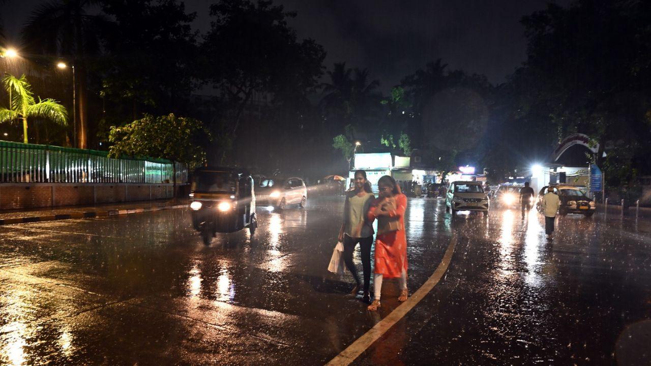 The Colaba observatory recorded a maximum temperature of 34.8 degrees Celsius, which is 1.1 degrees higher than normal, and a minimum temperature of 24.3 degrees Celsius, 2.9 degrees lower than normal. The Santacruz observatory recorded a maximum temperature of 36.4 degrees Celsius, 1.6 degrees above normal, and a minimum temperature of 25.5 degrees Celsius, 1.9 degrees below normal.