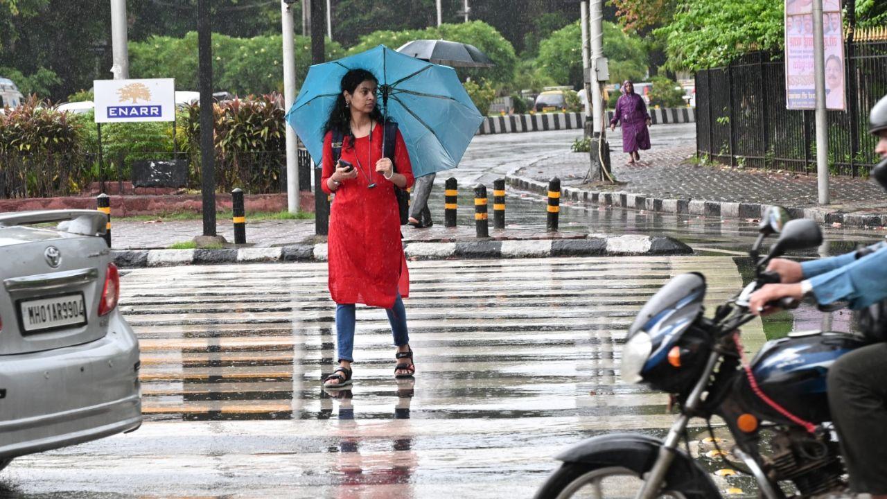 People, who were caught unawares, were spotted running and seeking cover under trees or use their handkerchiefs, towels as protection. 