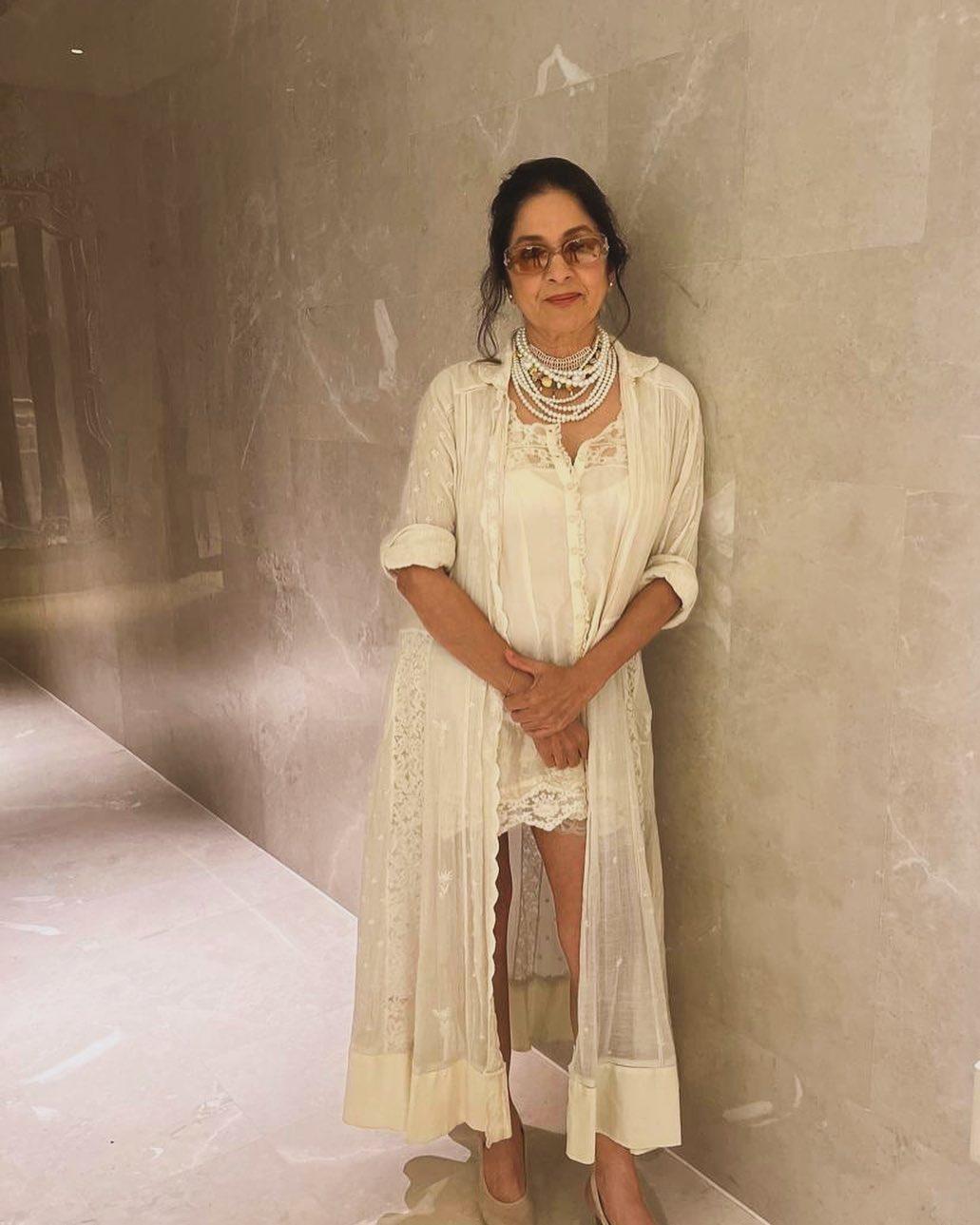 Neena Gupta looks absolutely fabulous in this pristine white mini dress. The actress paired it with a long jacket that mde the outfit look both classy and fabulous