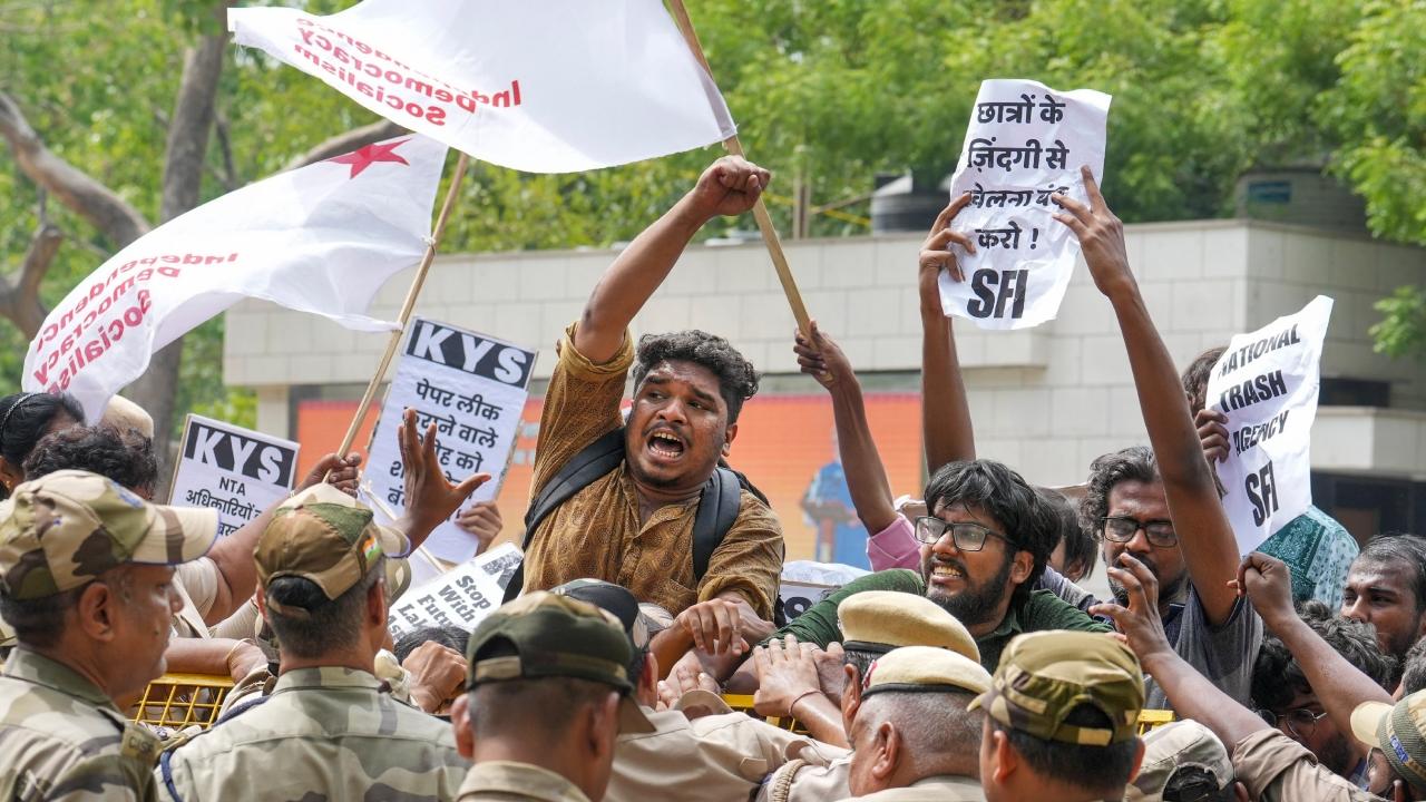 A large number of students, including members of political outfits such as the Students' Federation of India (SFI), All India Students Association (AISA), Democratic Students' Front (DSF), Krantikari Yuva Sangathan (KYS), and Congress-affiliated NSUI participated in the protest.