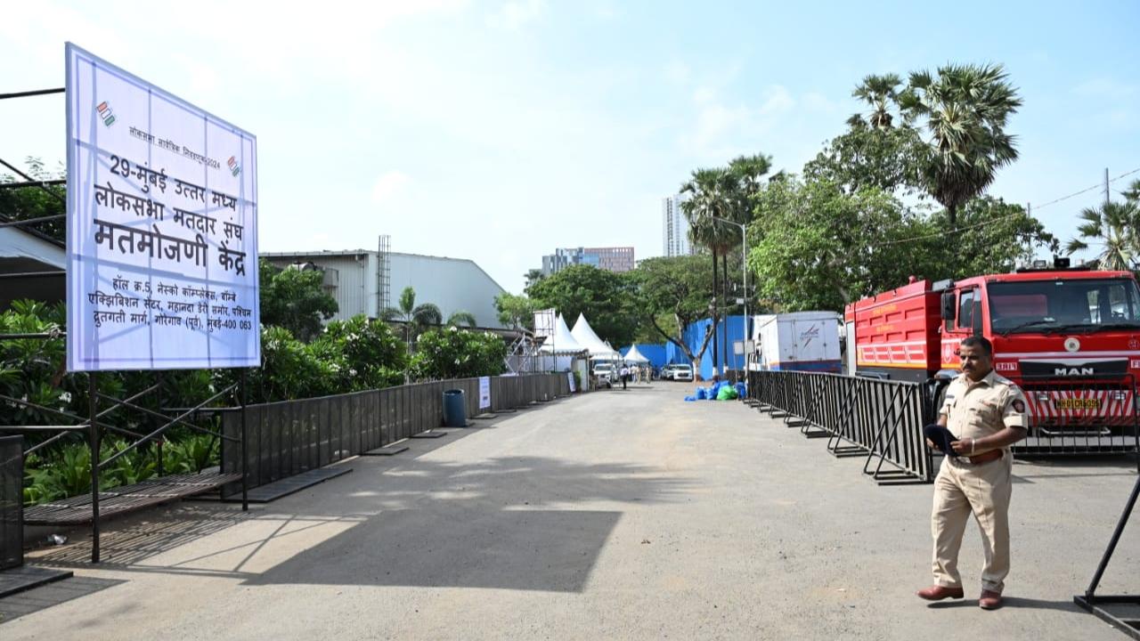 From 5am to 6pm on Tuesday, all vehicles will be restricted on the Western Express Highway, North Bound Service Road from Jaycoach Junction to Nesco Gap Junction