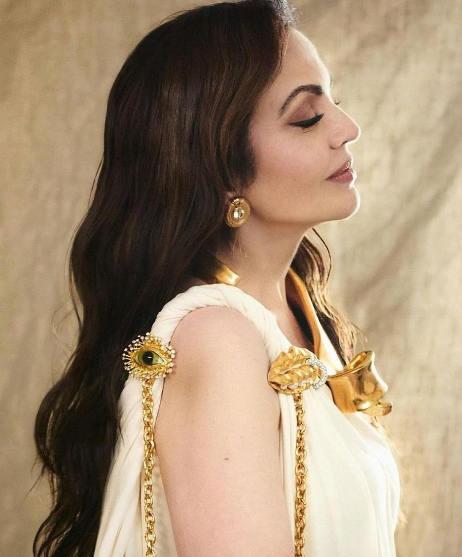 Nita Ambani wore gold and diamond-encrusted anatomical brooches as accessories.