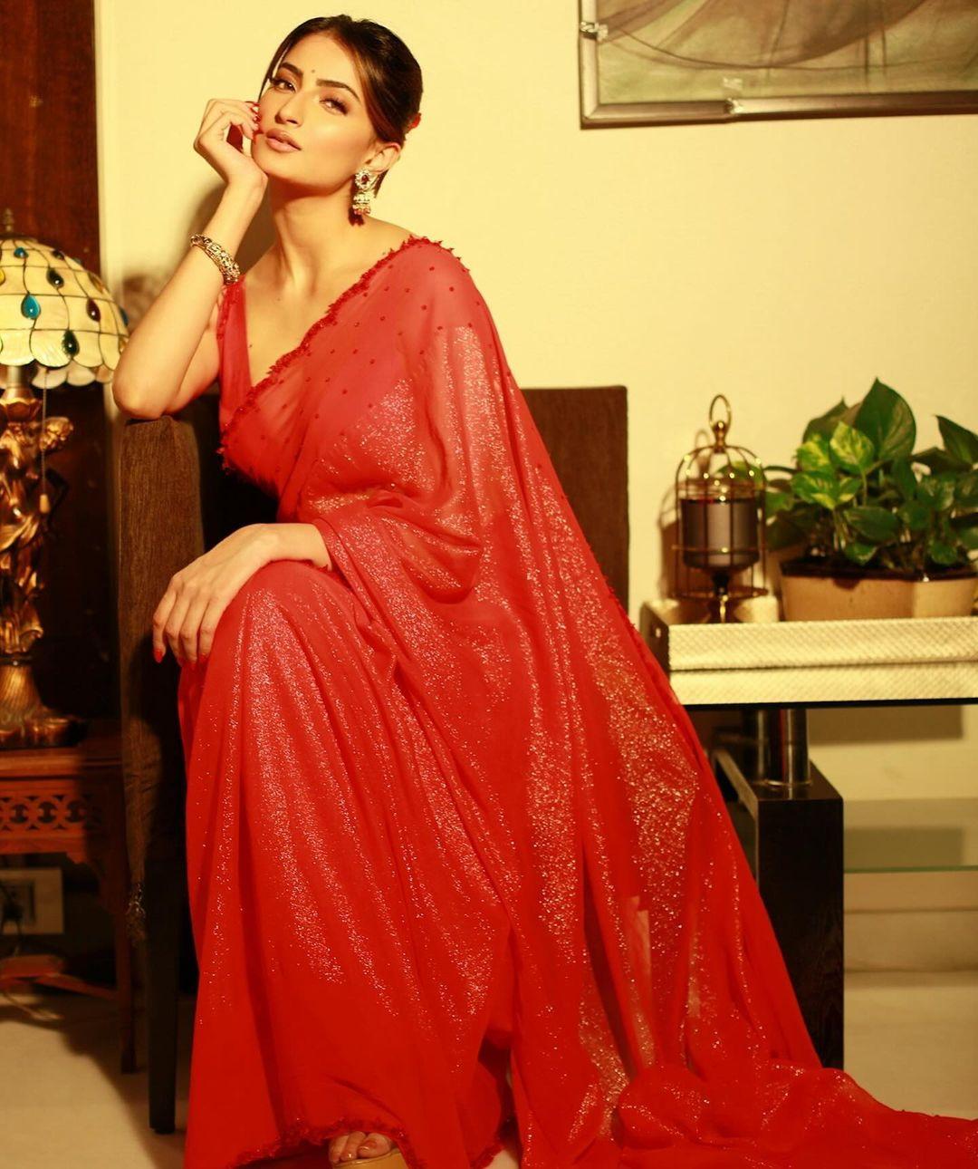 Palak Tiwari wore a beautiful saree with scalloped borders, subtle embroidery, and sequins. 