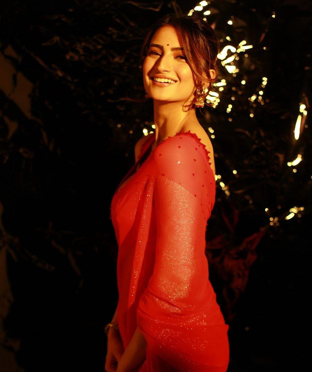 She paired it with a matching sleeveless blouse that had a plunging neckline. 