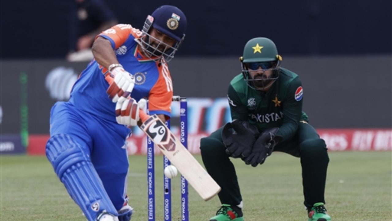 Having needed to bat first, Team India lost the quick wickets of their stalwarts Rohit Sharma and Virat Kohli. Coming to bat at number three, Rishabh Pant smashed a gritty 42 runs off 31 deliveries. His knock was laced with 6 fours