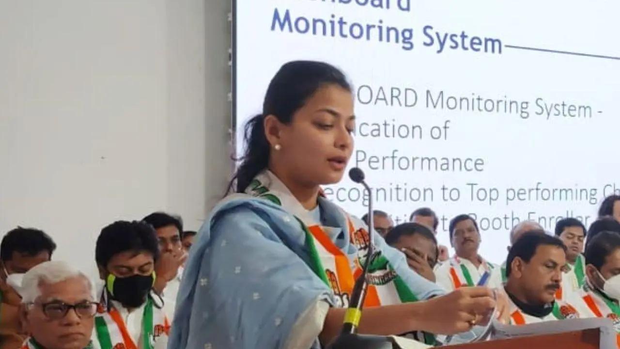 The BJP had the highest number of women candidates, fielding six. However, only two of them, Smita Wagh and Raksha Khadse, won from Jalgaon and Raver constituencies respectively. Khadse had a significant victory margin of 2,87,183 votes.