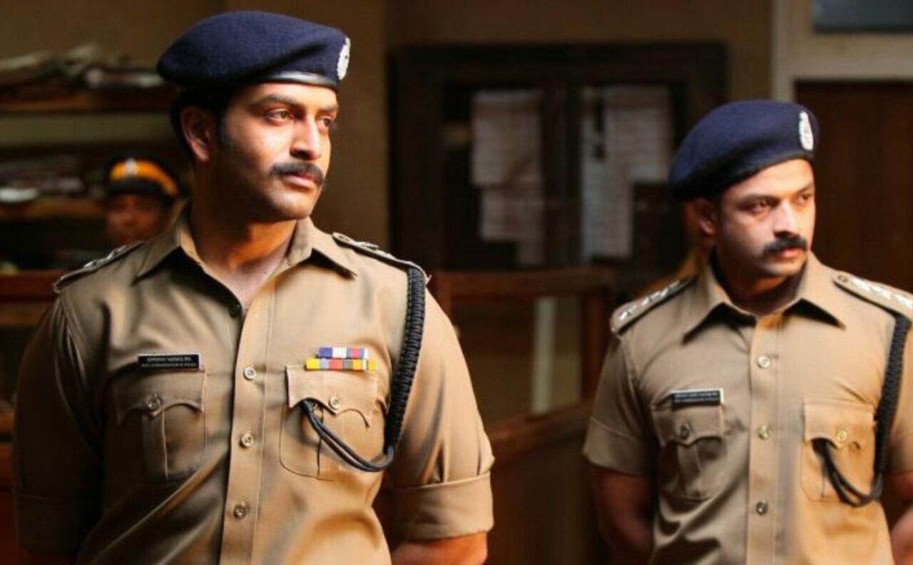Mumbai Police
Back in 2013, it was not common among mainstream actors to embrace queer characcters. Prithviraj Sukumaran, known for doing experimental roles played a gay police officer on screen in this film. The film follows the story of him tracking the murder of his best friend in the police force after he loses his memory. 