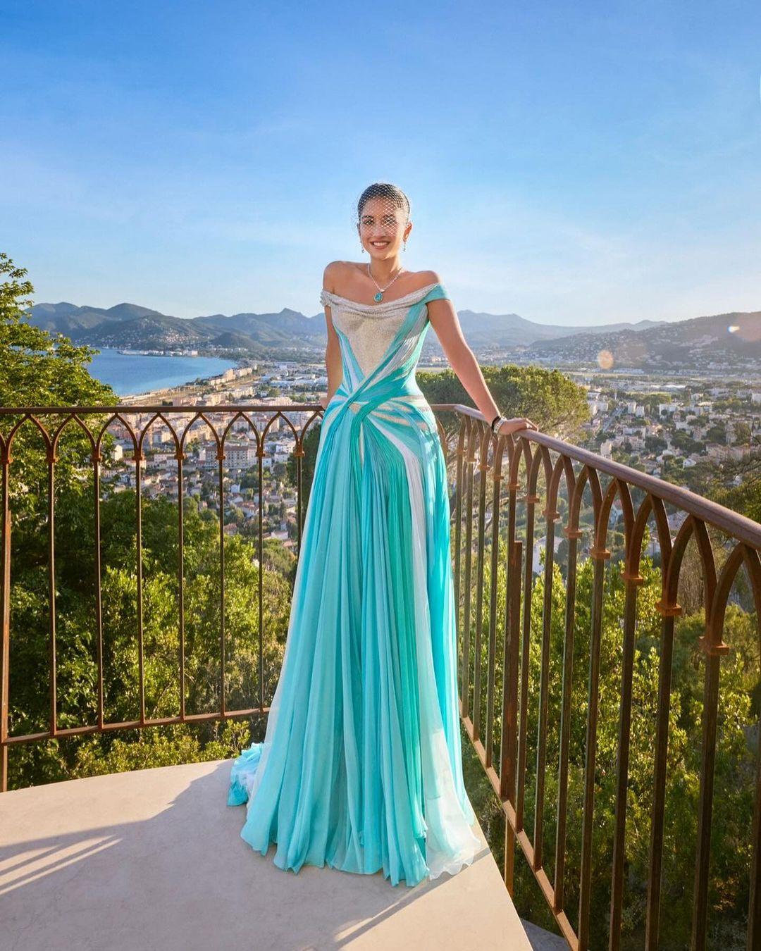 Radhika's Versace gown is sleeveless and has an off-shoulder neckline, showing off the neckline area.