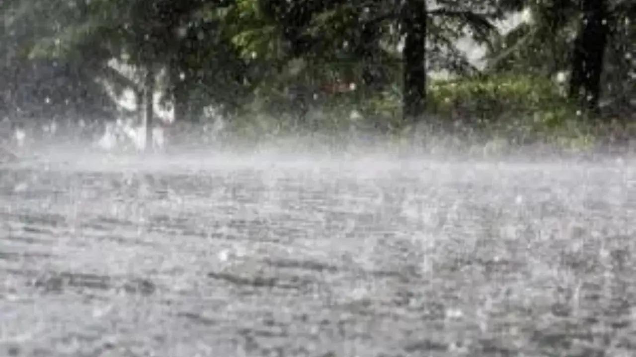 Maharashtra: Rains lash Pune city, disrupt road traffic