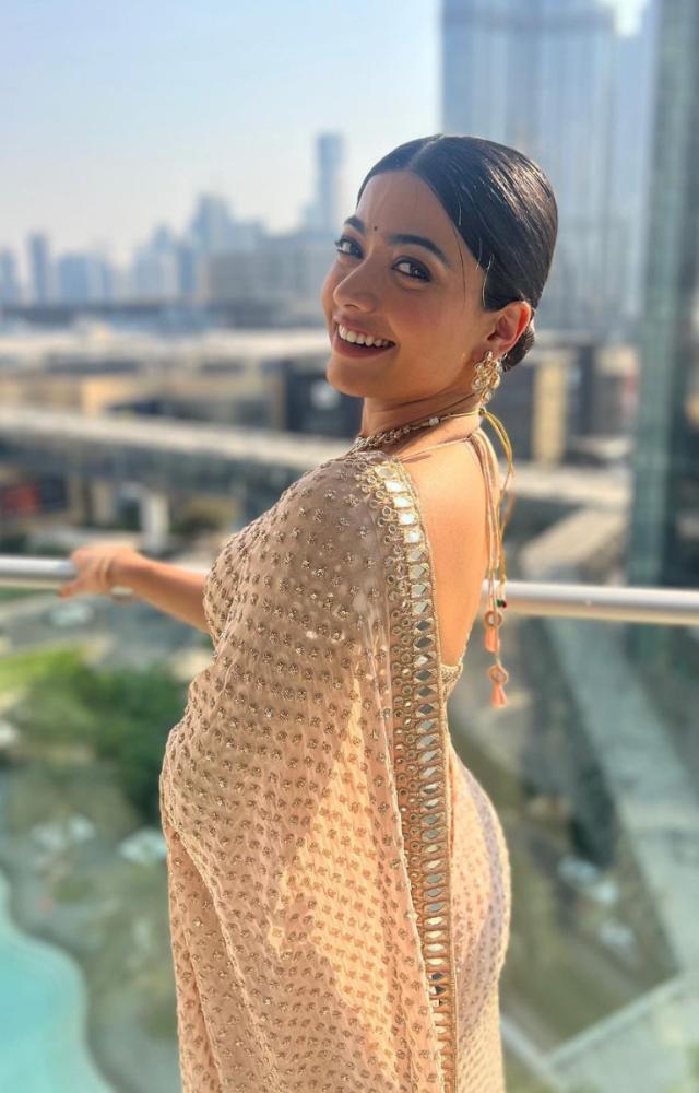  Dressed in a dazzling golden glitter saree, she mesmerised her admirers.