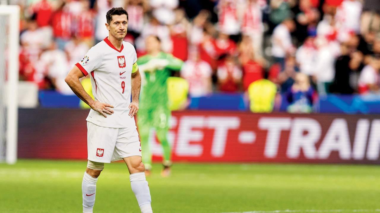 Lewy fully fit, but futile