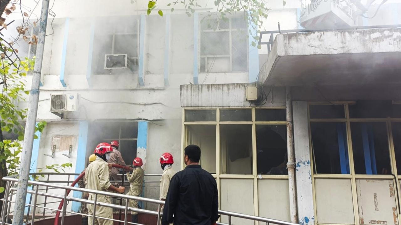 Delhi: Fire erupts at Safdarjung Hospital's old emergency building