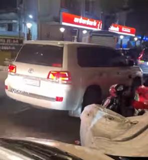 Bollywood actor Salman Khan was seen leaving Sohail Khan’s house after watching the India vs South Africa T20 World Cup match with his family. (Pic/Voompla)