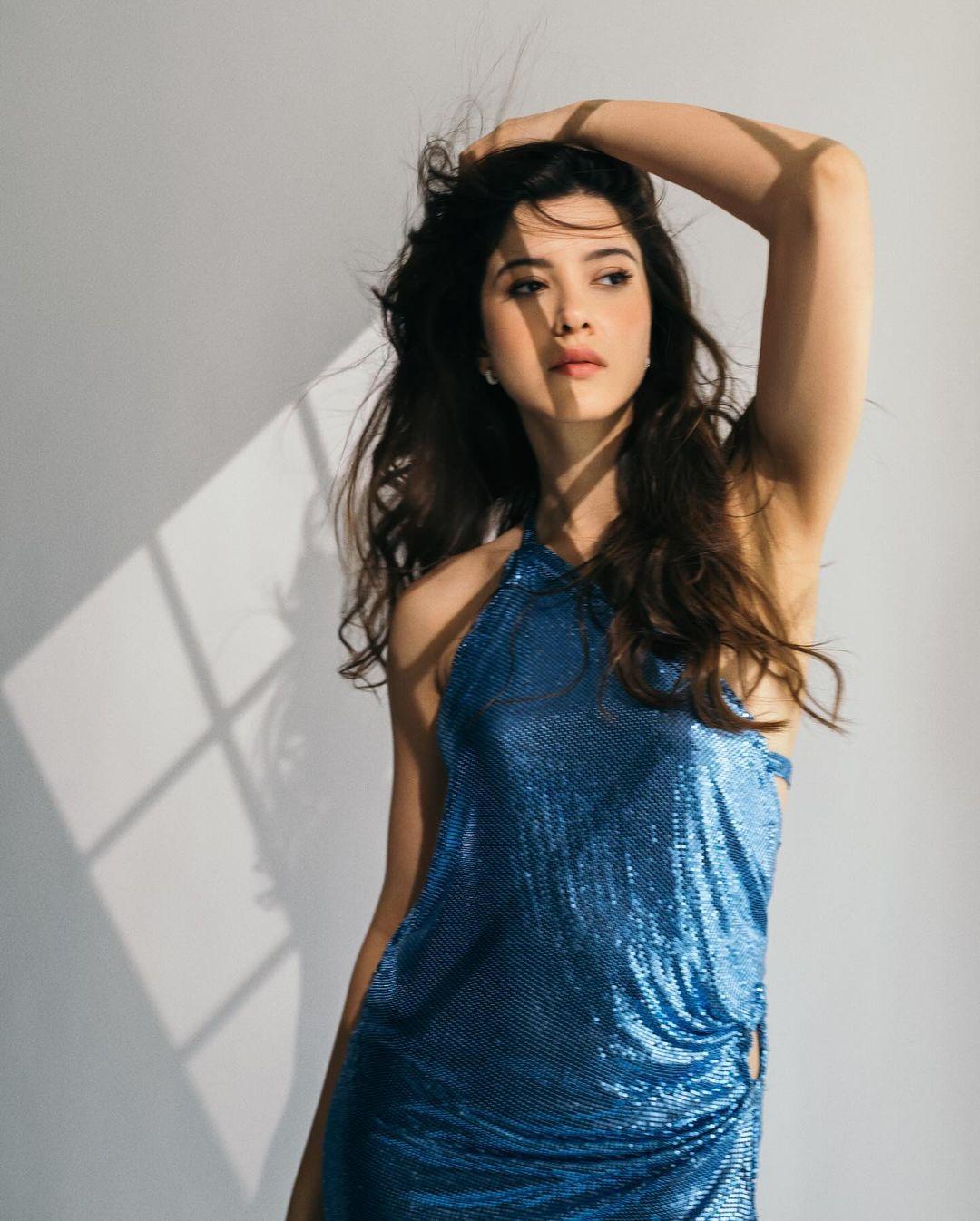 Everyone knows Gen Z loves the Y2K fashion that came back in style a few years ago, and Shanaya Kapoor isn't afraid to rock it!