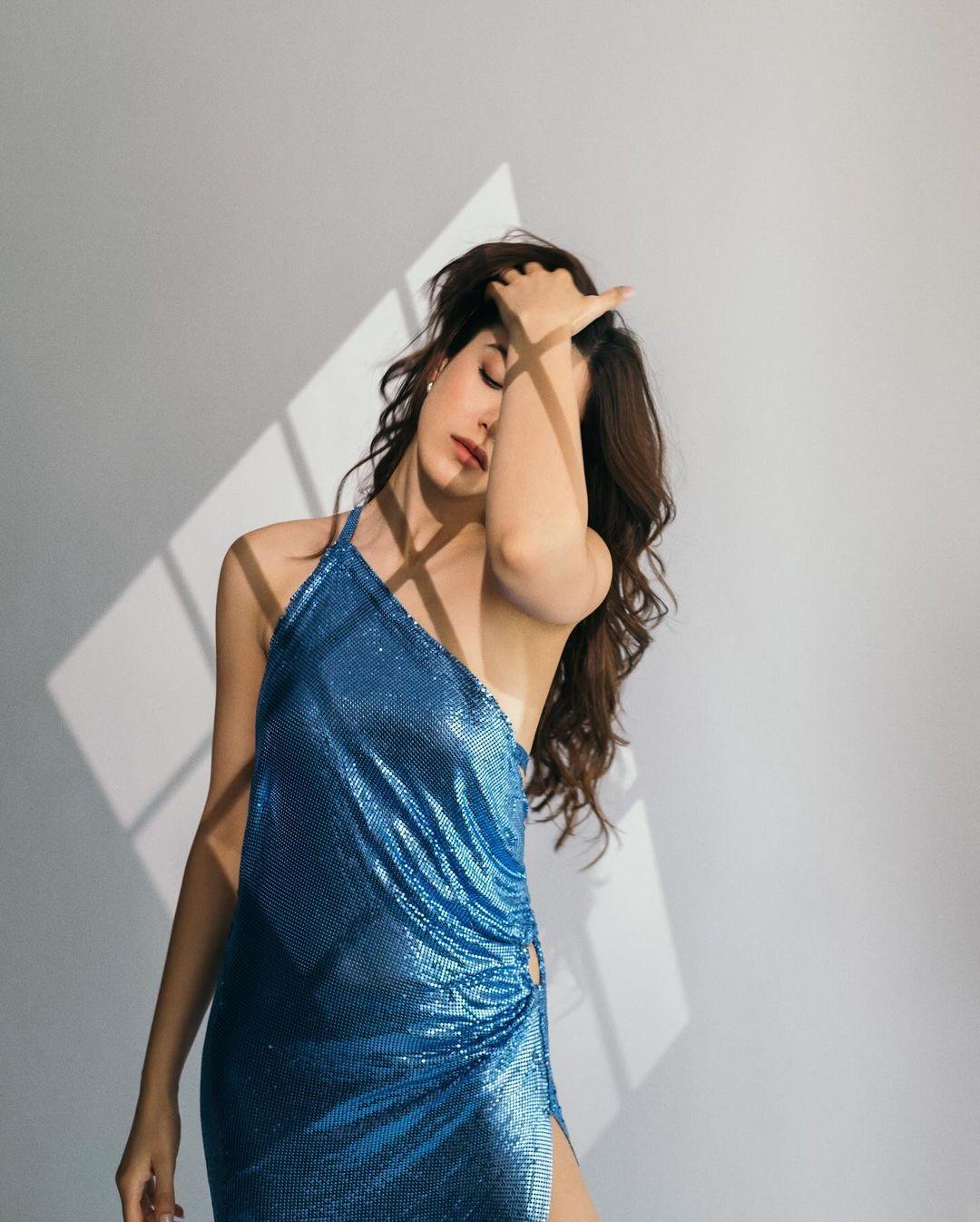 She wore a super strappy blue dress with a slit that goes all the way up her thigh. The bright blue color screams early 2000s, and it looks amazing on her.