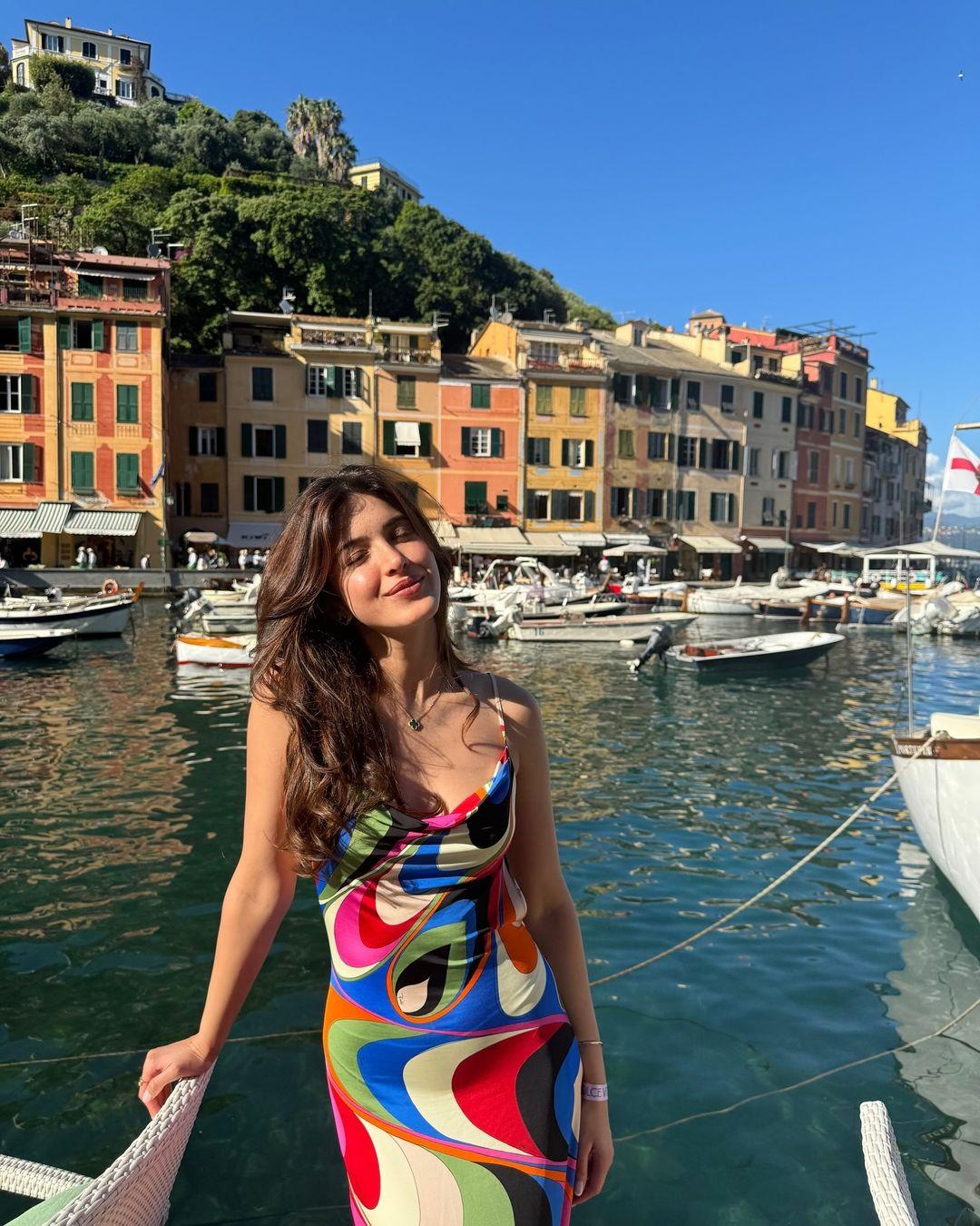 Shanaya Kapoor looked stunning in a long, flowing dress with a colourful, swirling pattern. 