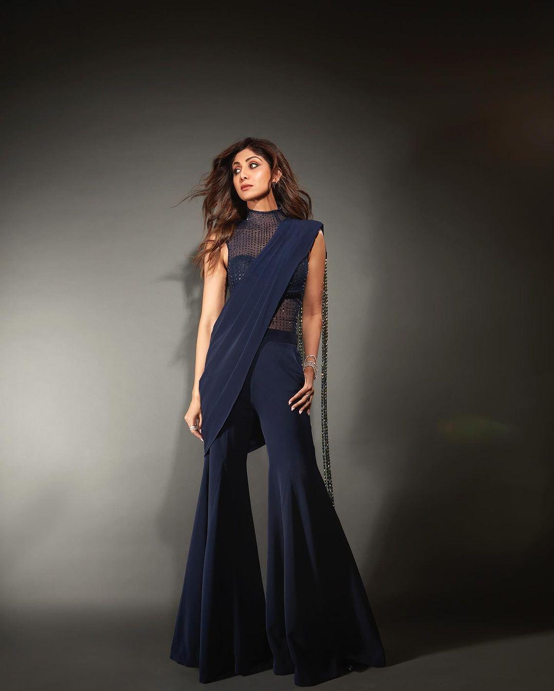 The pants were flared with wide legs, giving the outfit a modern and chic appearance.