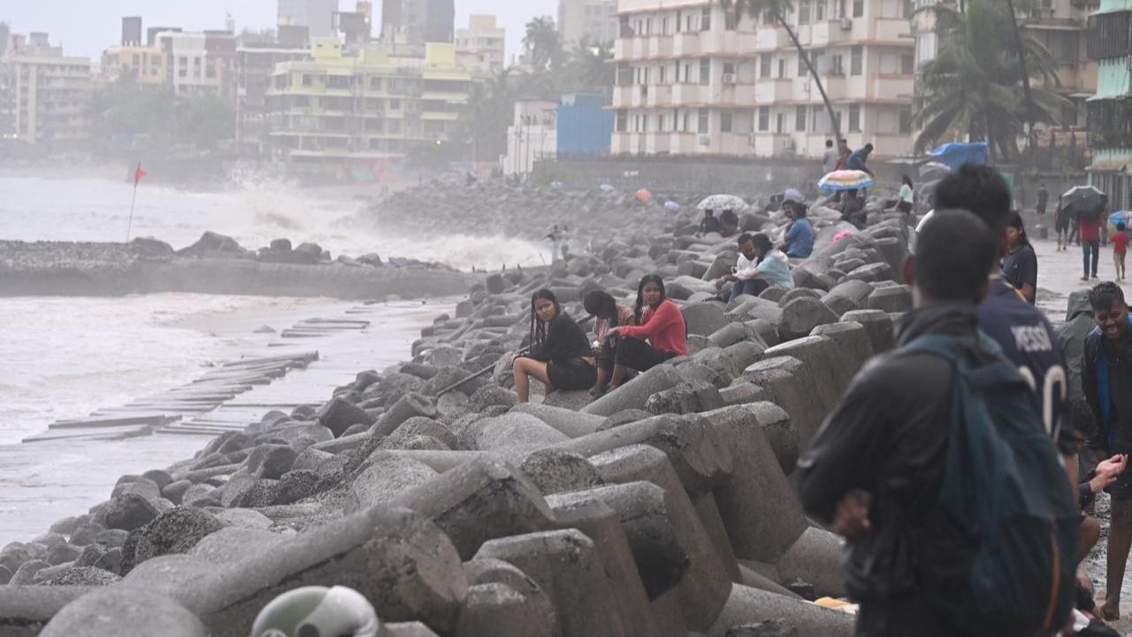 Mumbai LIVE: Mumbaikars rejoice amid heavy showers on Thursday