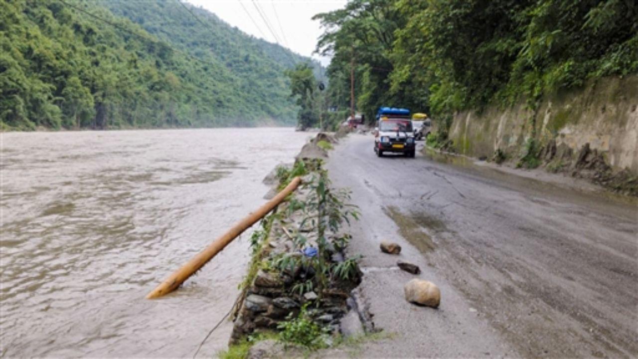 Fifteen more stranded tourists evacuated from Sikkim's Lachung