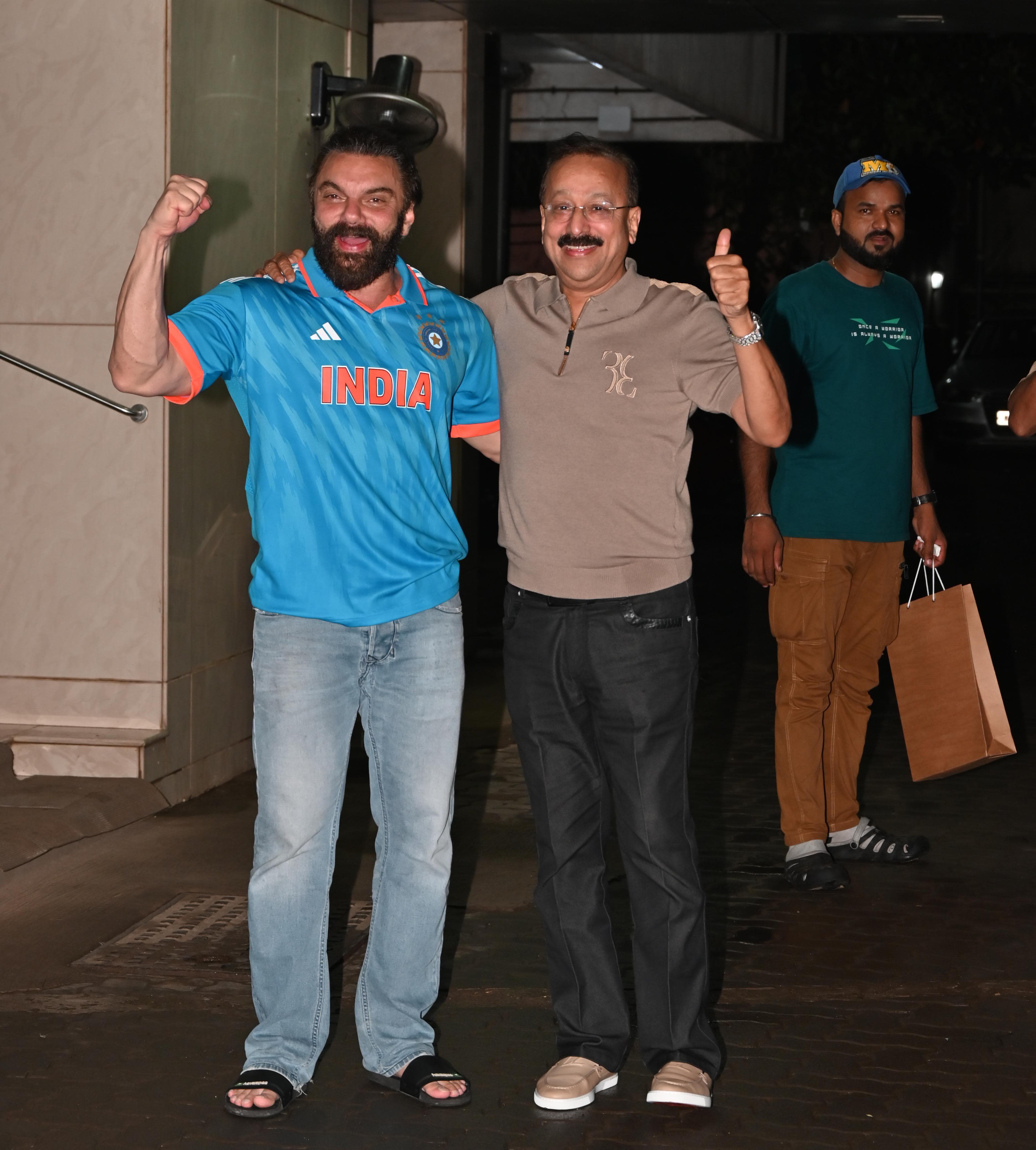 While Salman didn't stop for photos, his brothers did pose for the paparazzi.