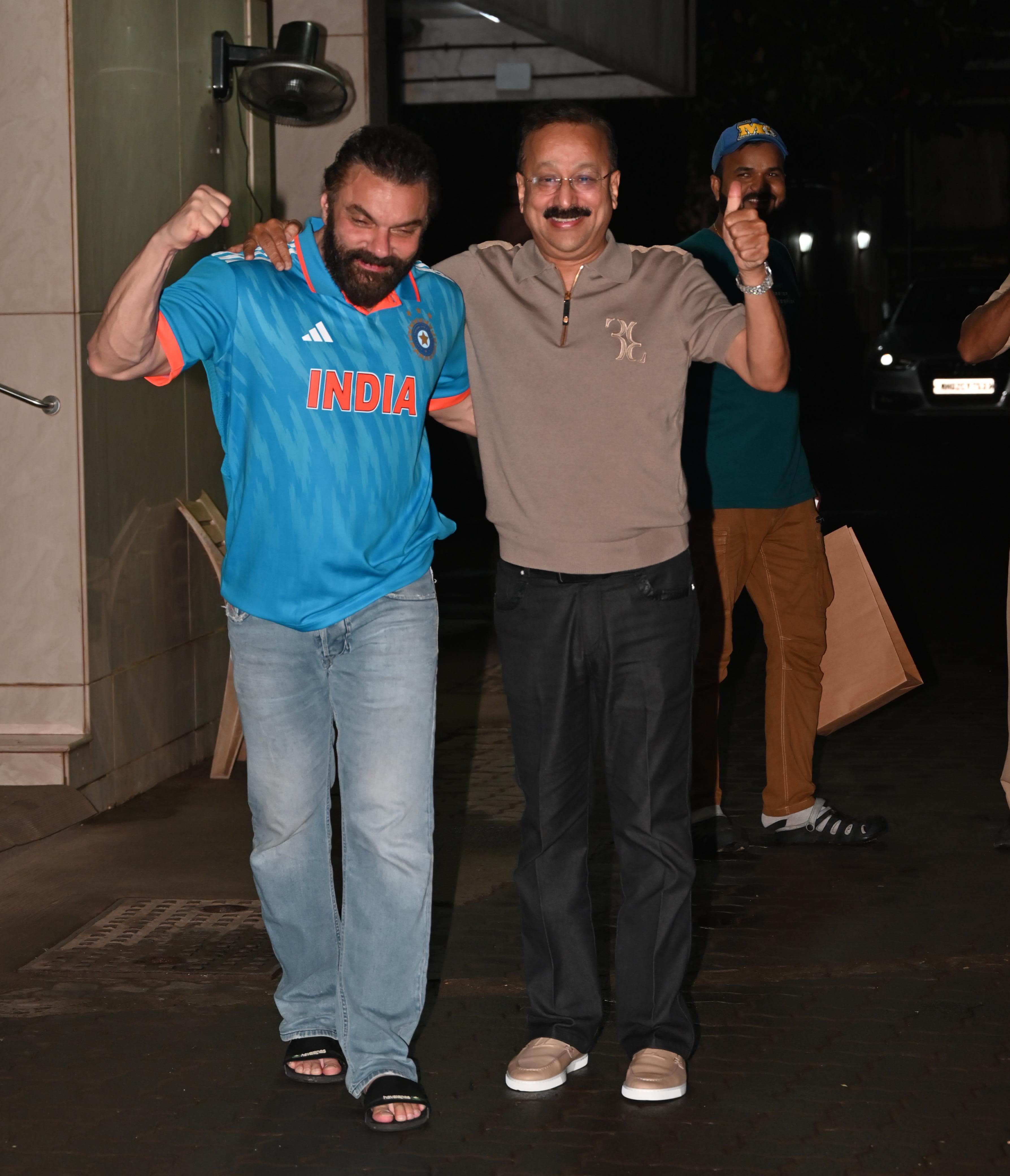  In few pictures, Sohail Khan and Baba Siddique are seen posing together