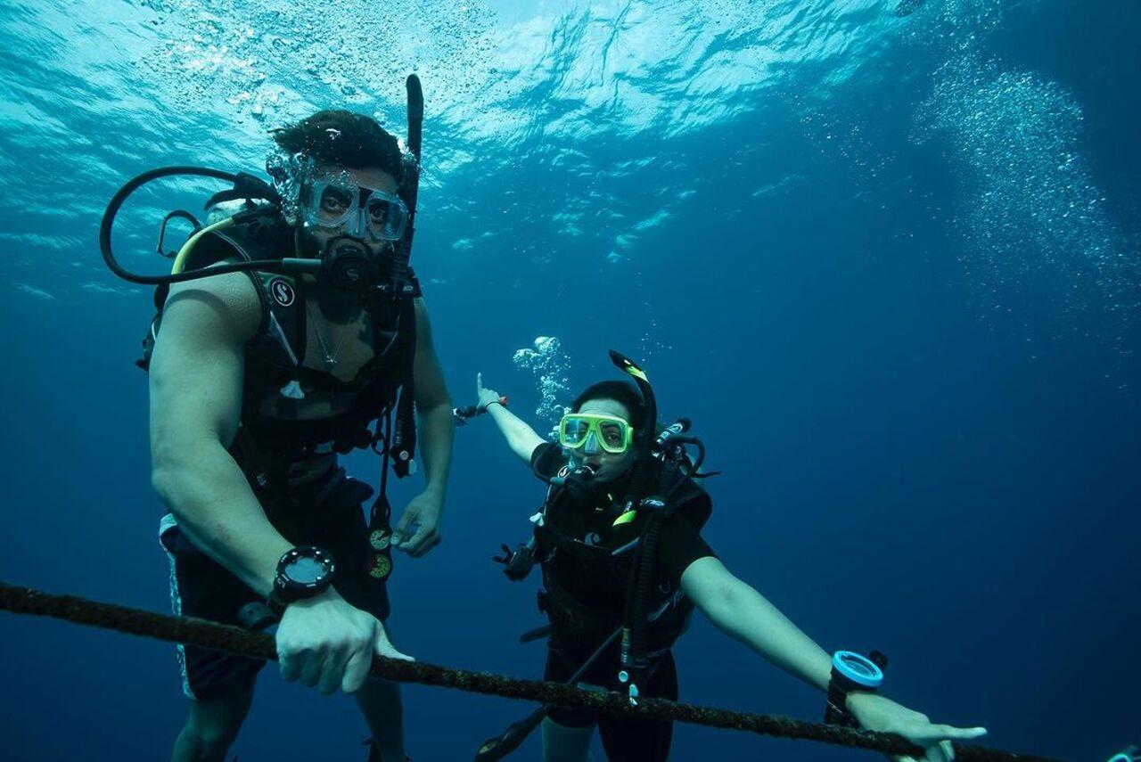 Here, Sonakshi and Zaheer enjoy a scuba session