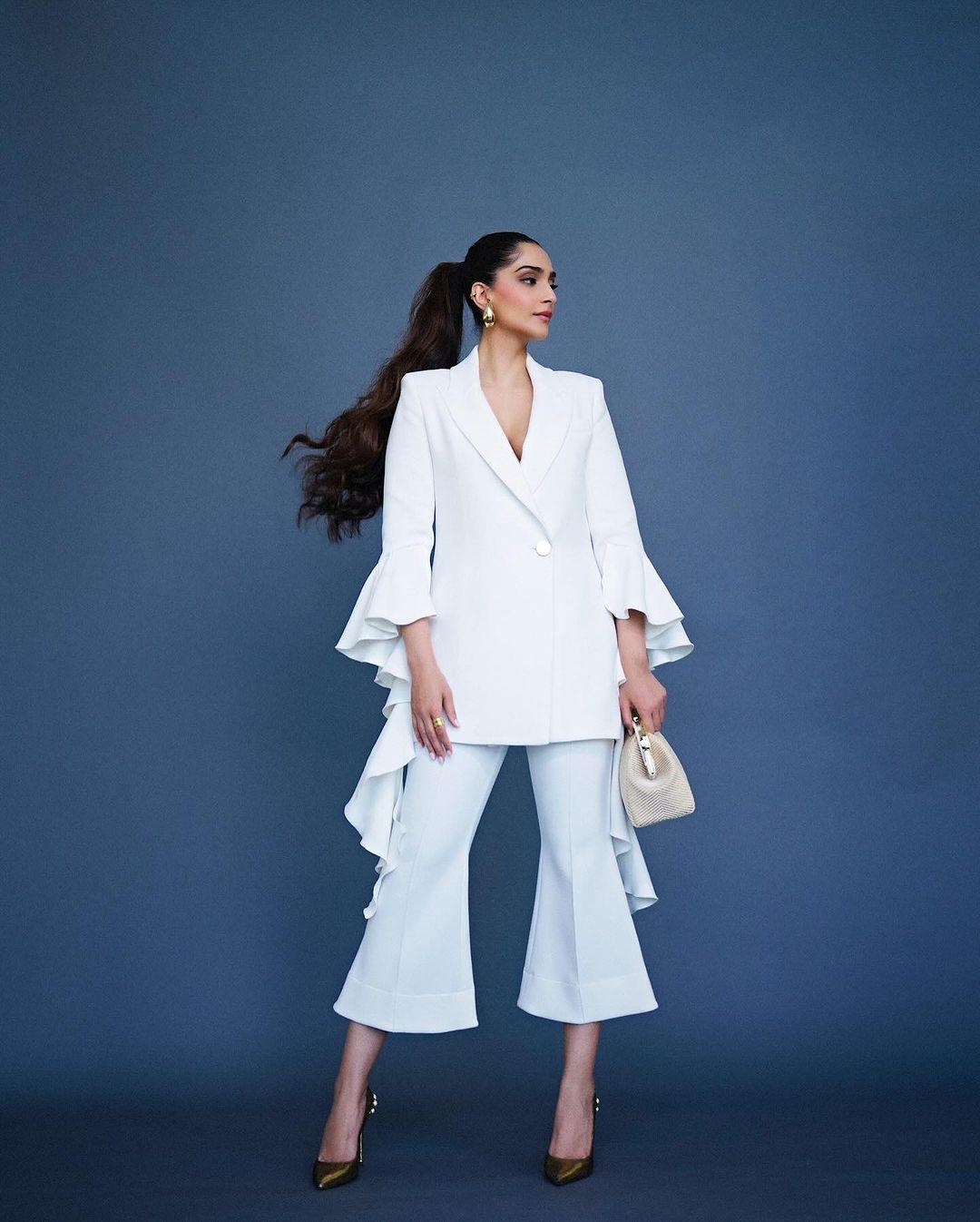 She completed the look with matching summer-ready calf-length flared pants, statement accessories, and a classy bag.
