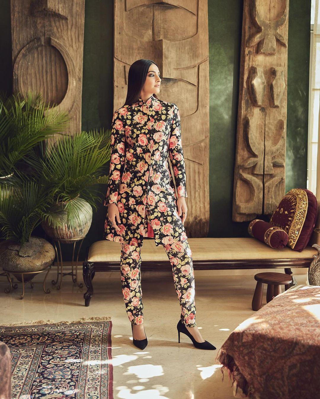 She wore a black bandh gala kurta with full sleeves and a center slit, paired with matching fitted trousers.