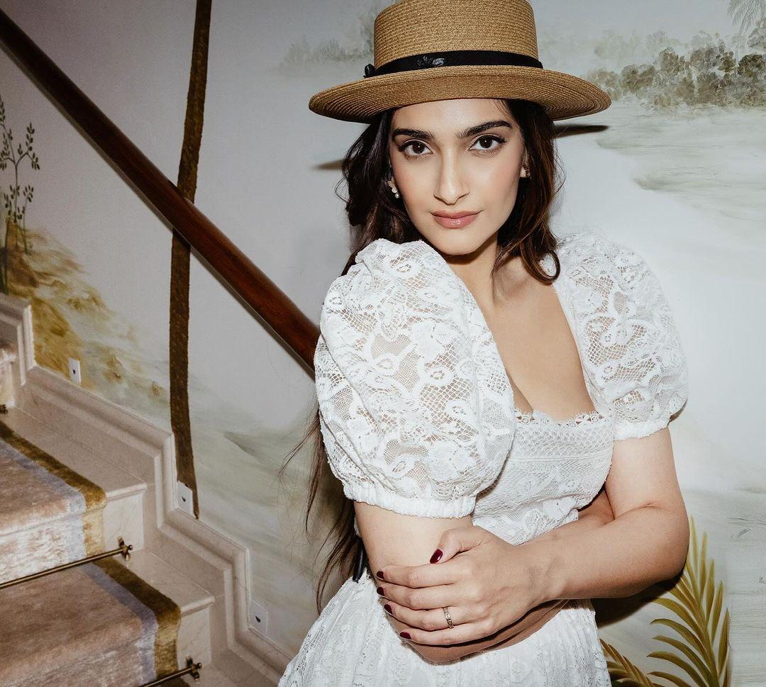 The semi-sheer fabric flowed gracefully like a gown, highlighted by well-formed pleats and ruched puff sleeves.