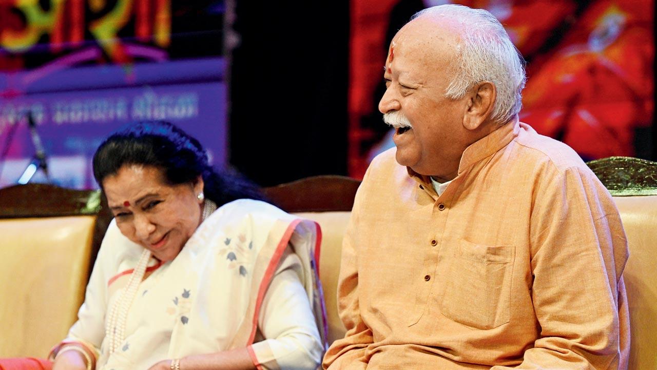 Asha and Mohan Bhagwat share a laugh at the event. Pics/Rane Ashish
