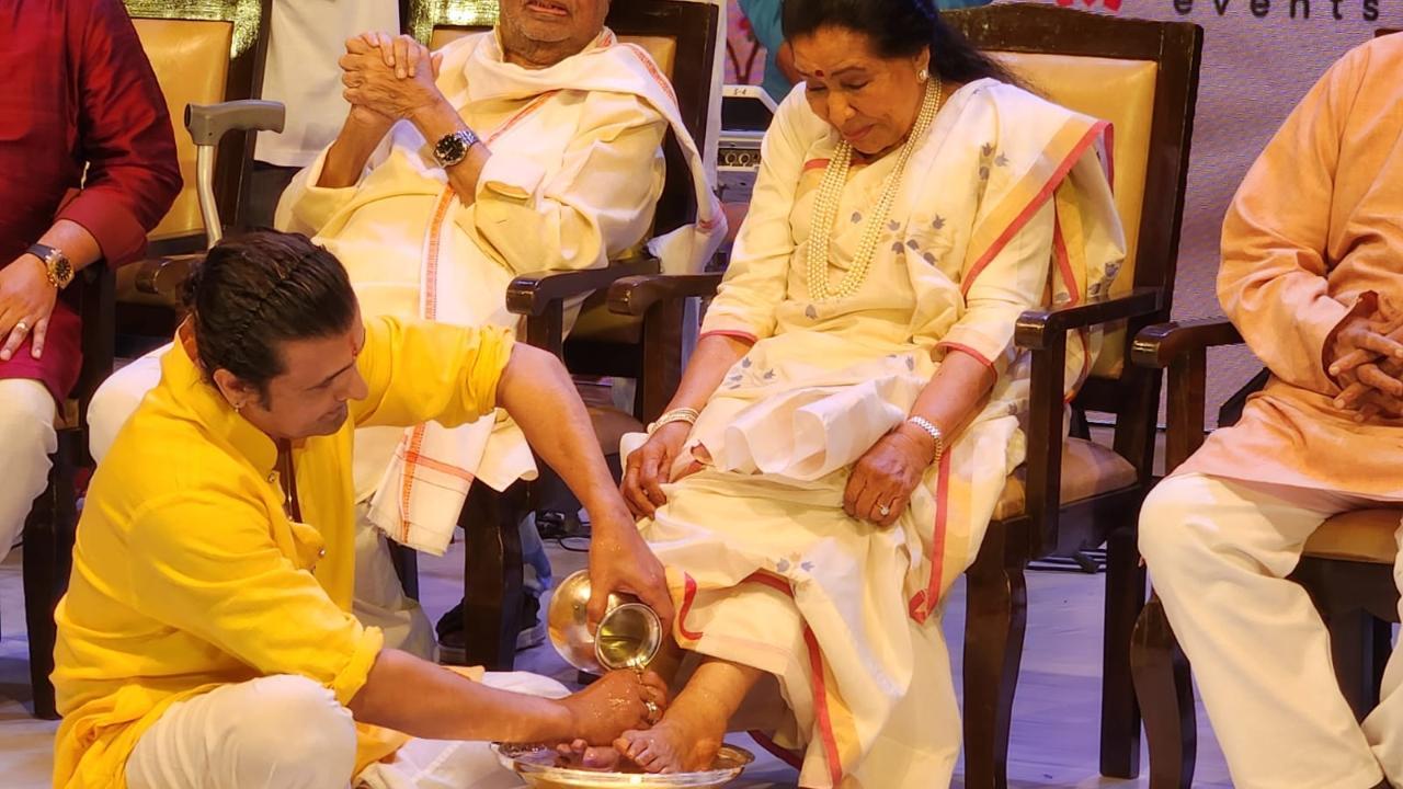 Sonu Nigam washes and kisses Asha Bhosle's feet at event in the city