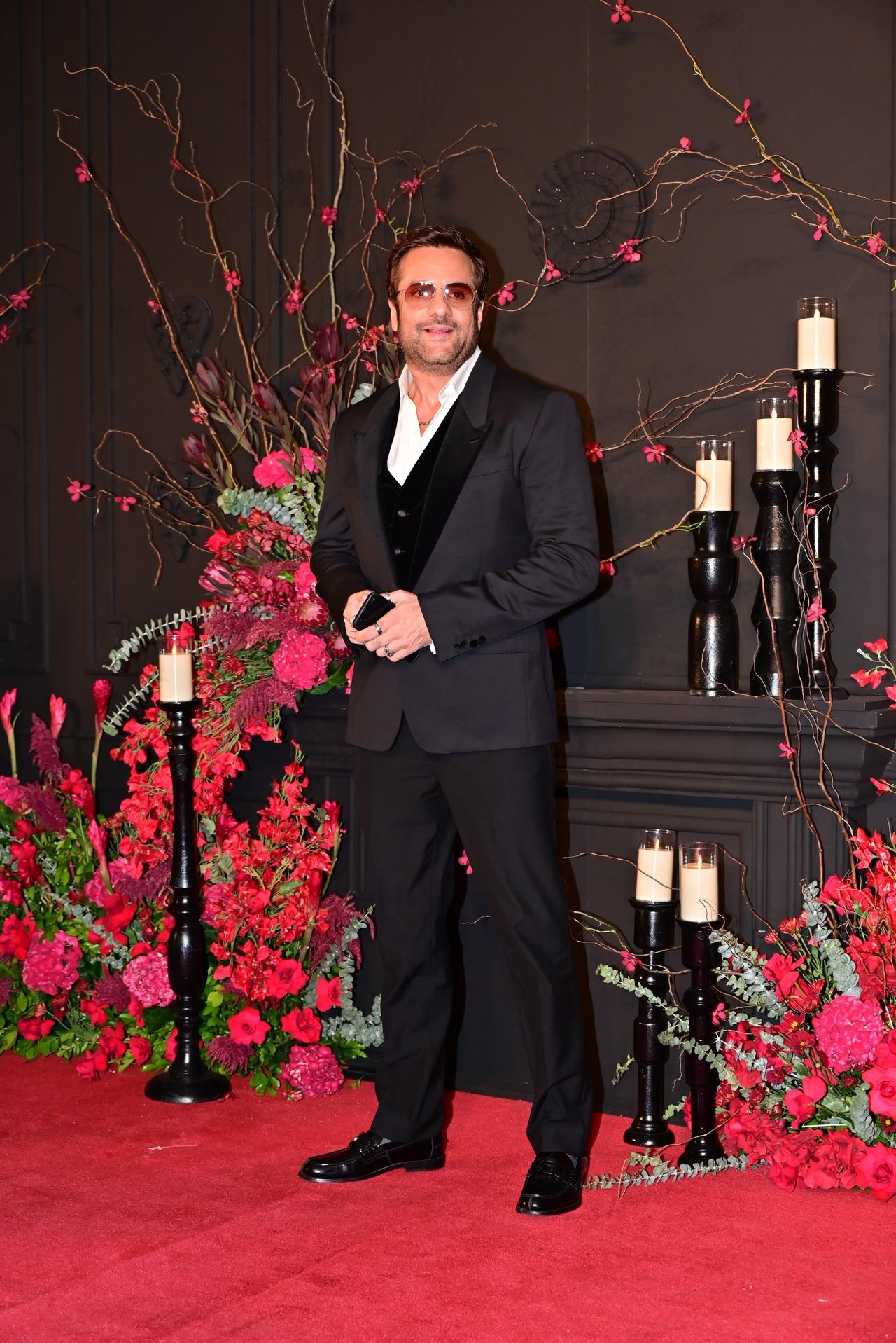 Sonakshi’s ‘Heeramandi’ co-stars were also in attendance. Fardeen Khan stunned in a black three-piece suit. 