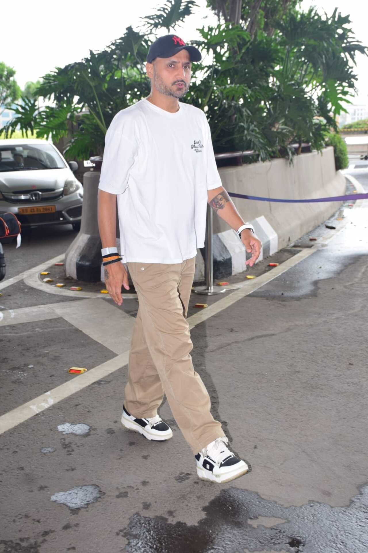 Cricket legend Harbhajan Singh was also spotted arriving in a casual avatar at the airport. 
