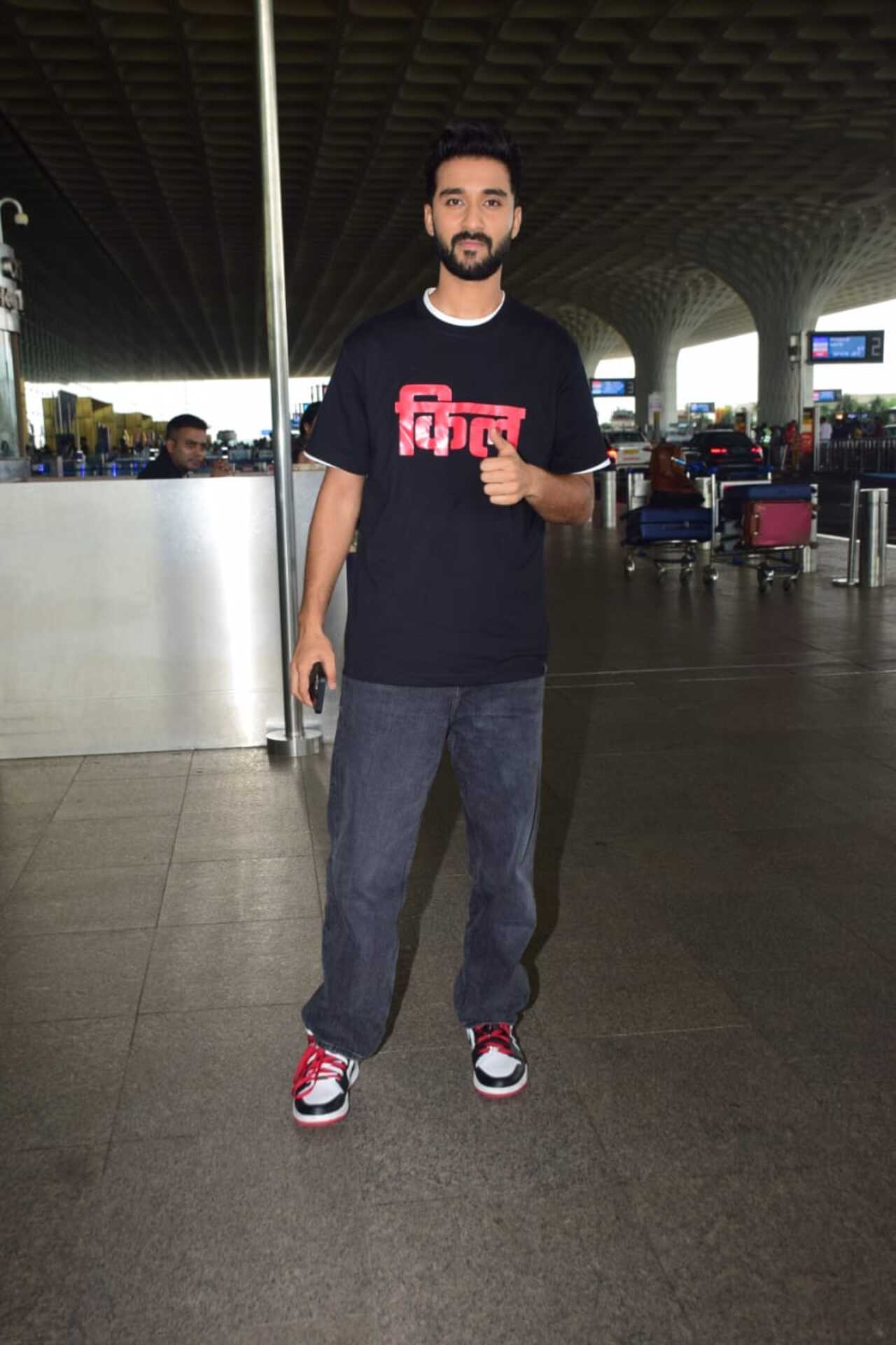 Joining him, antagonist and dancer Raghav Juyal also twinned in similar attire. 
