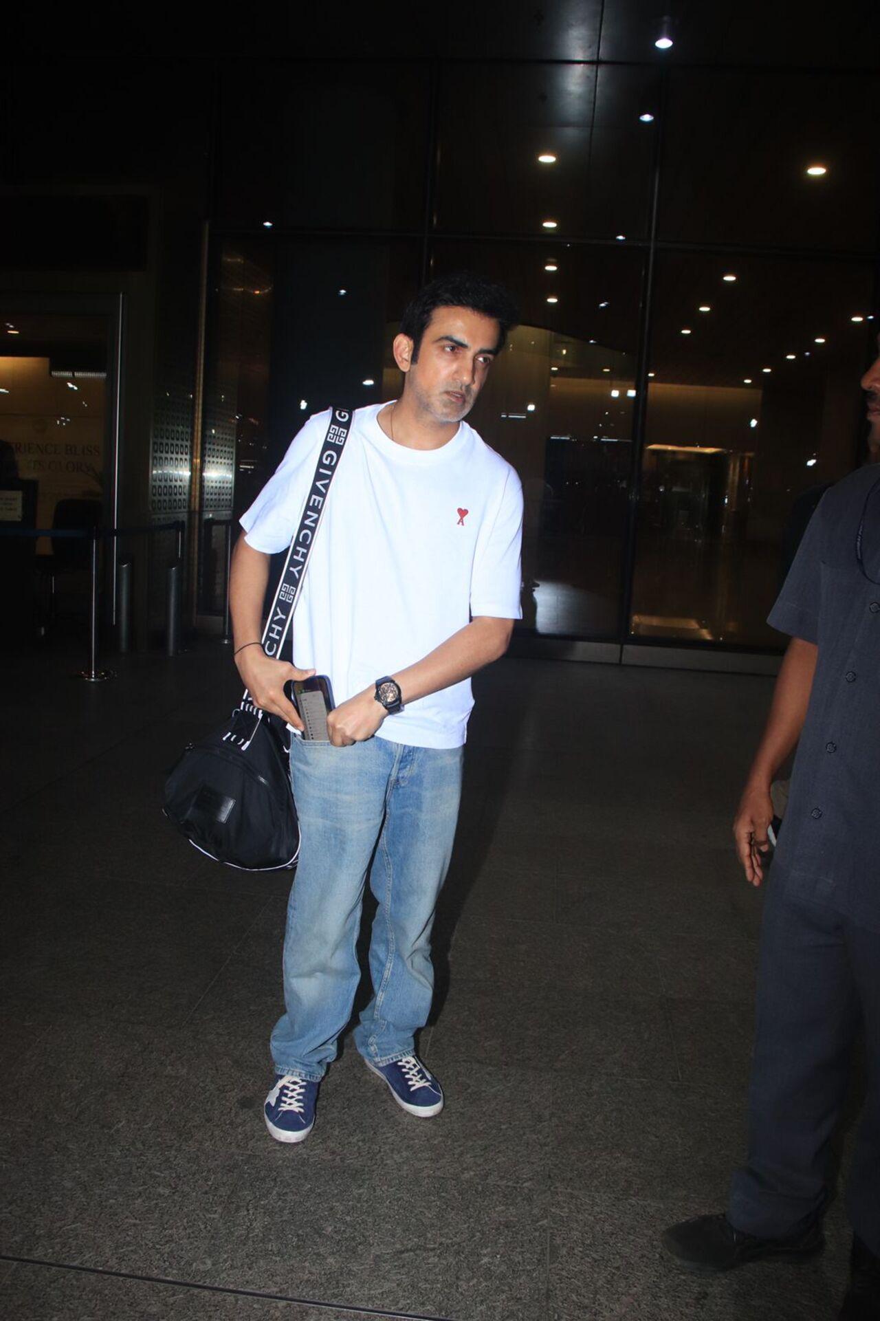 Former cricketer Gautam Gambhir made a rare appearance at the Mumbai airport. He went for a decent white t-shirt on denim look. 