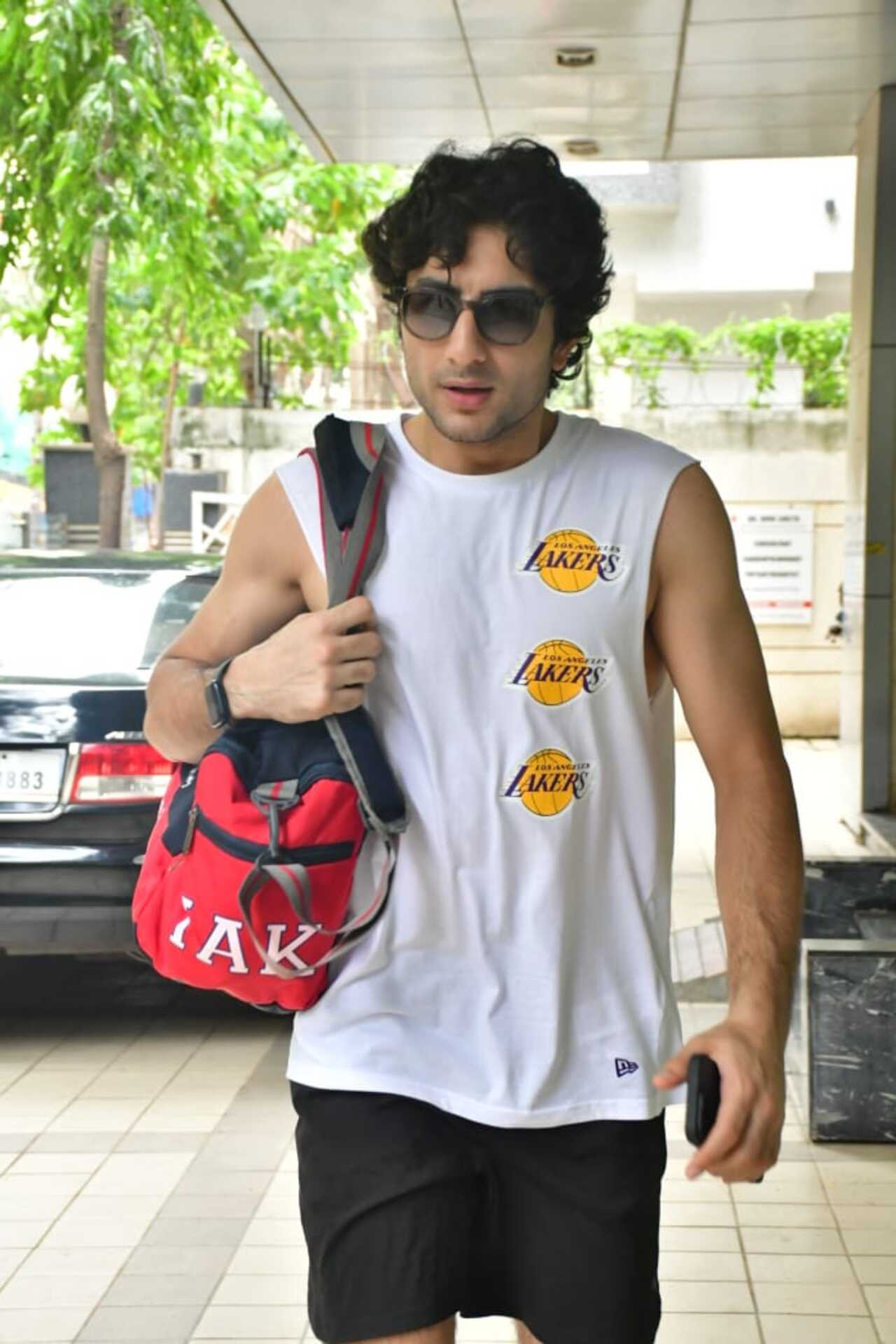 National crush Ibrahim Ali Khan was spotted flexing his muscles after a gym session. 