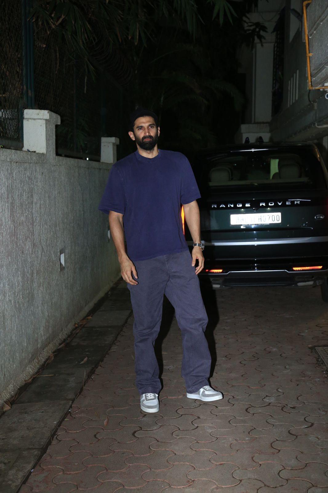 Aditya Roy Kapur looked casually cute as he arrived at Arjun Kapoor's residence at midnight