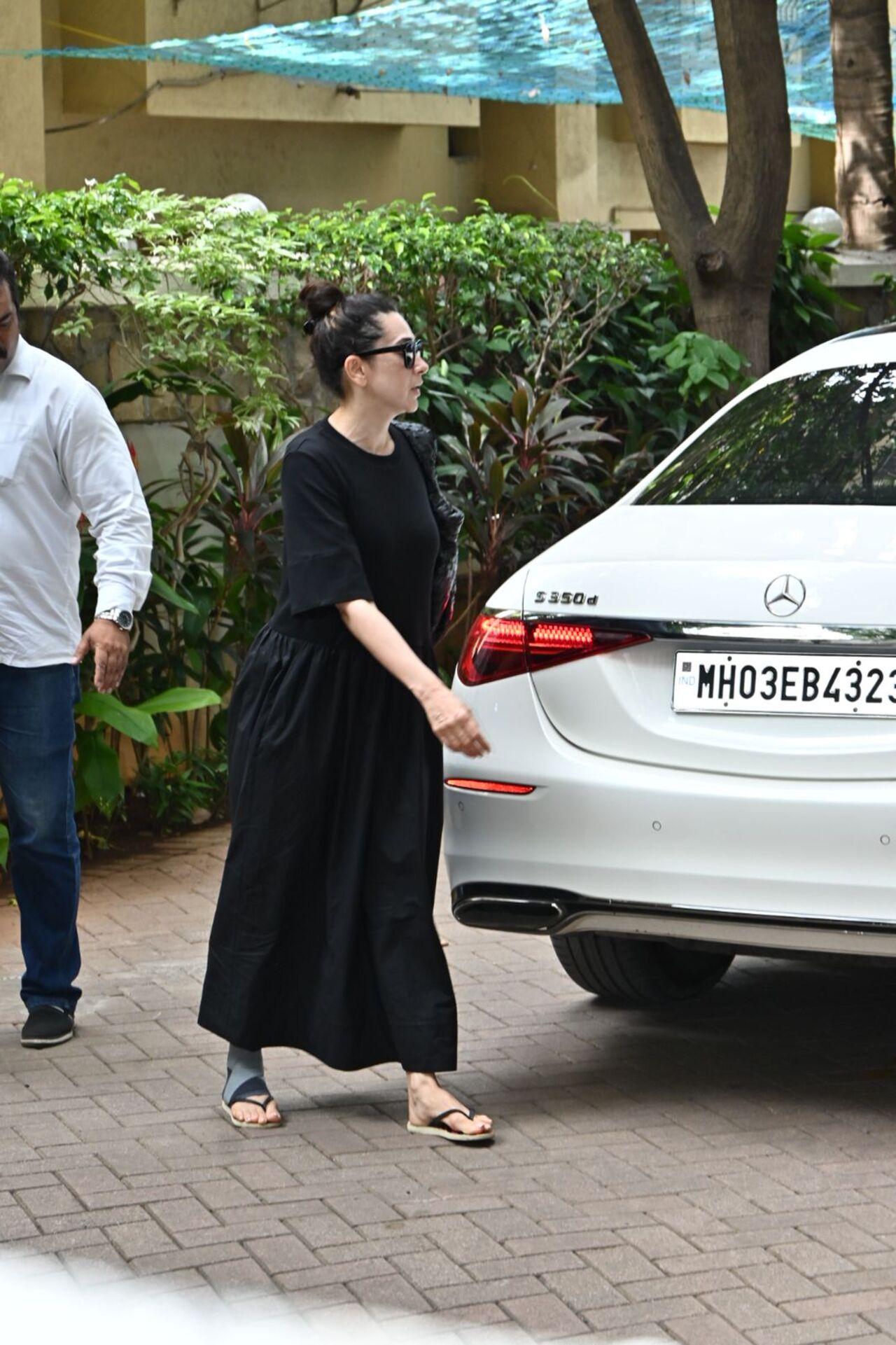 Kareena’s sister Karisma Kapoor also tagged along in a black dress. 
