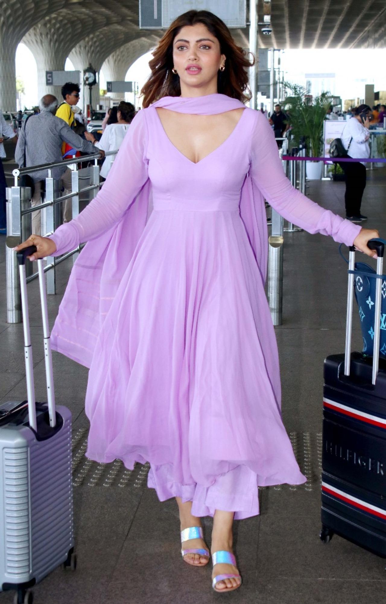 Akanksha Puri looked bespoke in a monotonous purple Anarkali, strolling away with her suitcases at the airport. 