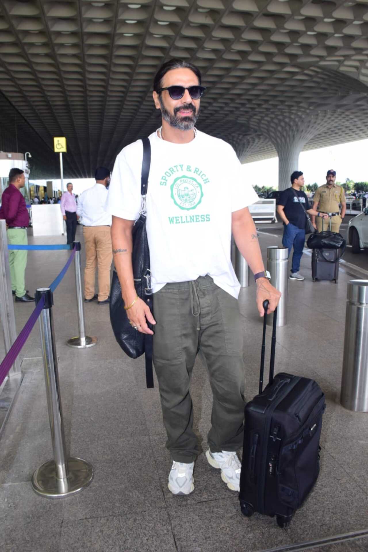 Arjun Rampal looked dapper in casuals at the Mumbai airport. 