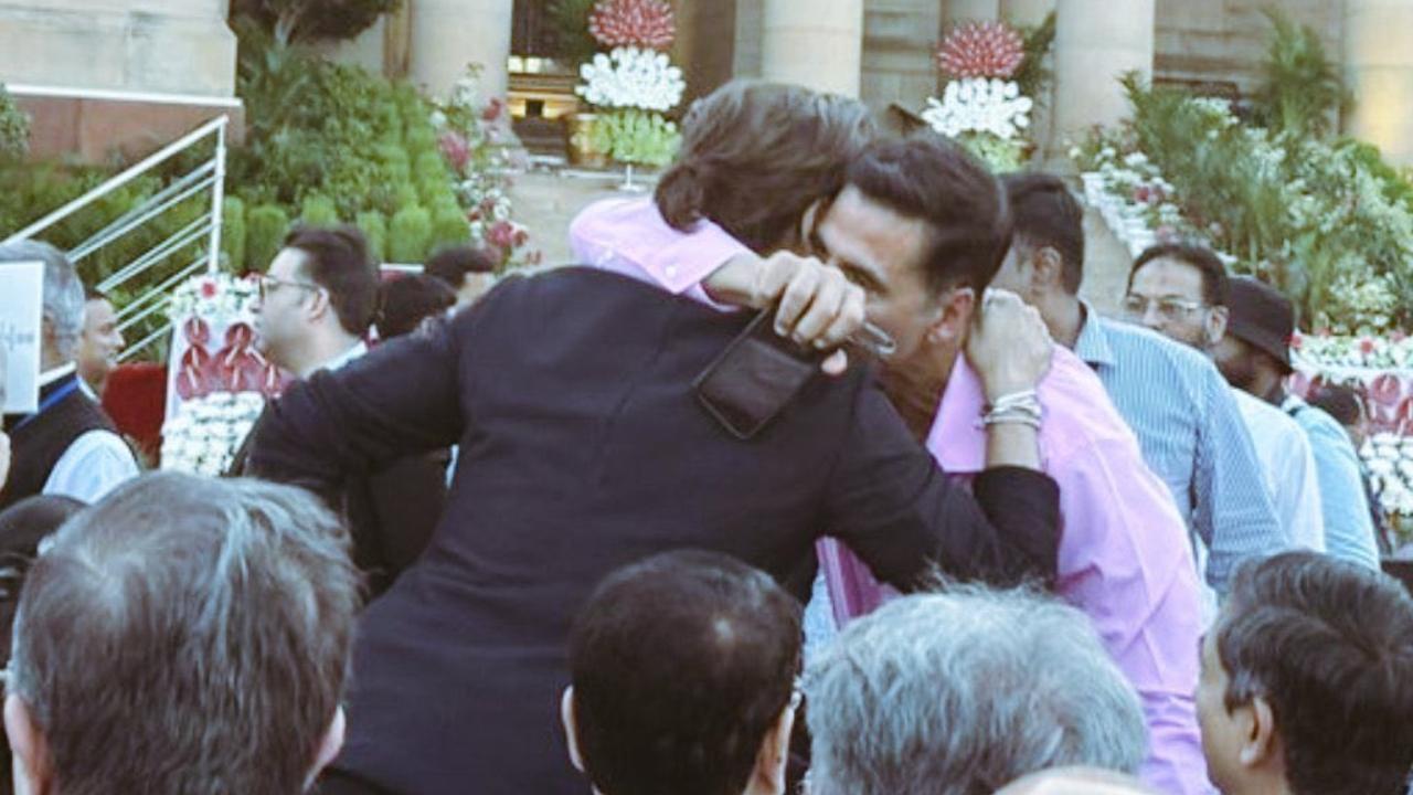 Shah Rukh Khan, Akshay Kumar's heartwarming embrace steals the show at PM Modi's swearing-in ceremony