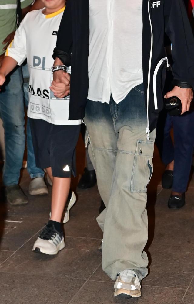 SRK`s style emphasizes simplicity and ease while traveling.