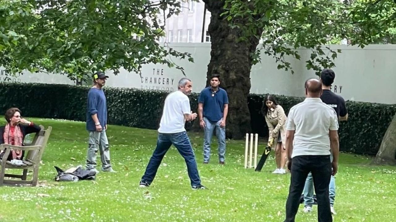 Unseen photo of SRK playing cricket with his family in London goes viral