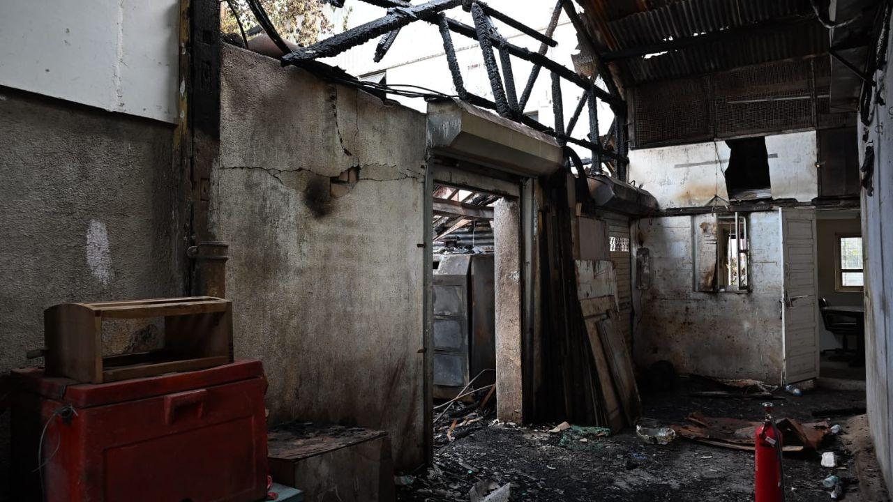Upon receiving information about the fire, five fire brigade vehicles were immediately dispatched to the scene to contain the blaze. 