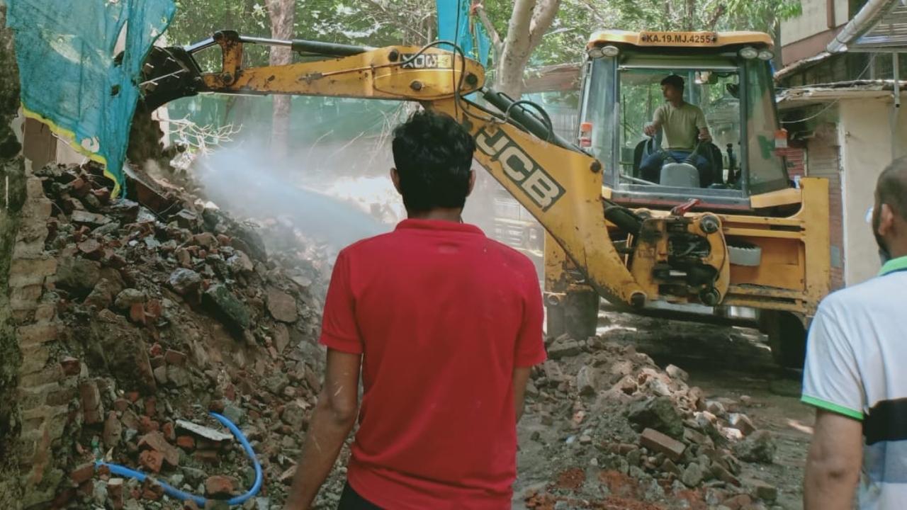 No person was injured in the incident which took place at Vitawa in Kalwa area last month