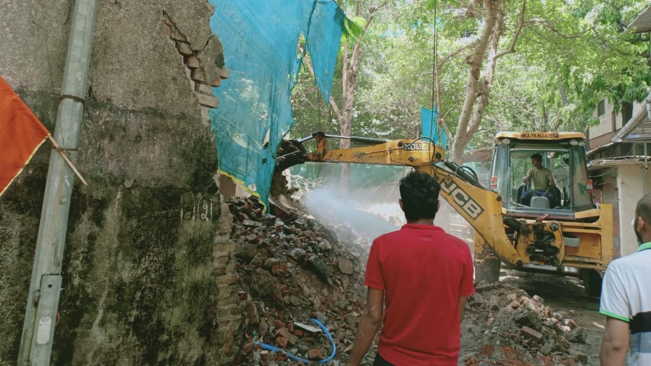 College building's protection wall collapses in Thane; none hurt