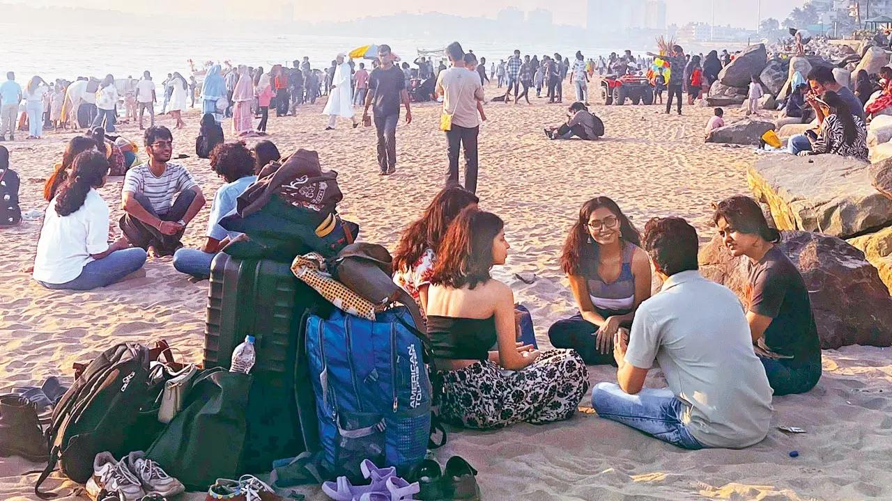 Nothing spells a quiet weekend than an evening of poetry and music. Sign up for this poetry circle as new poets build conversations, games and poetry on the Versova’s shoreline. Join the group as it explores new ideas.Time 4 pm onwards At Versova beach. Log on to @mannghadant (to register)