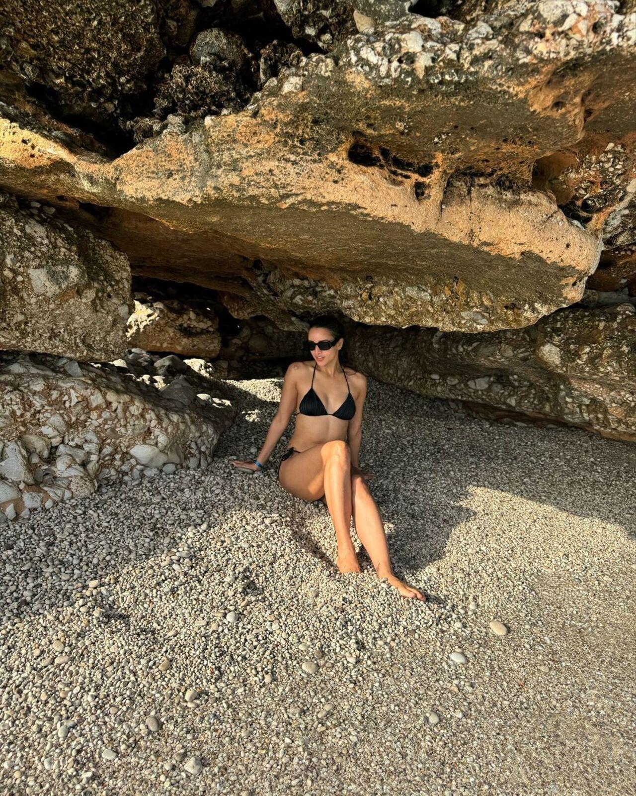 The actress took the internet by storm with her sizzling bikini look as she went for a swim at the beach. 