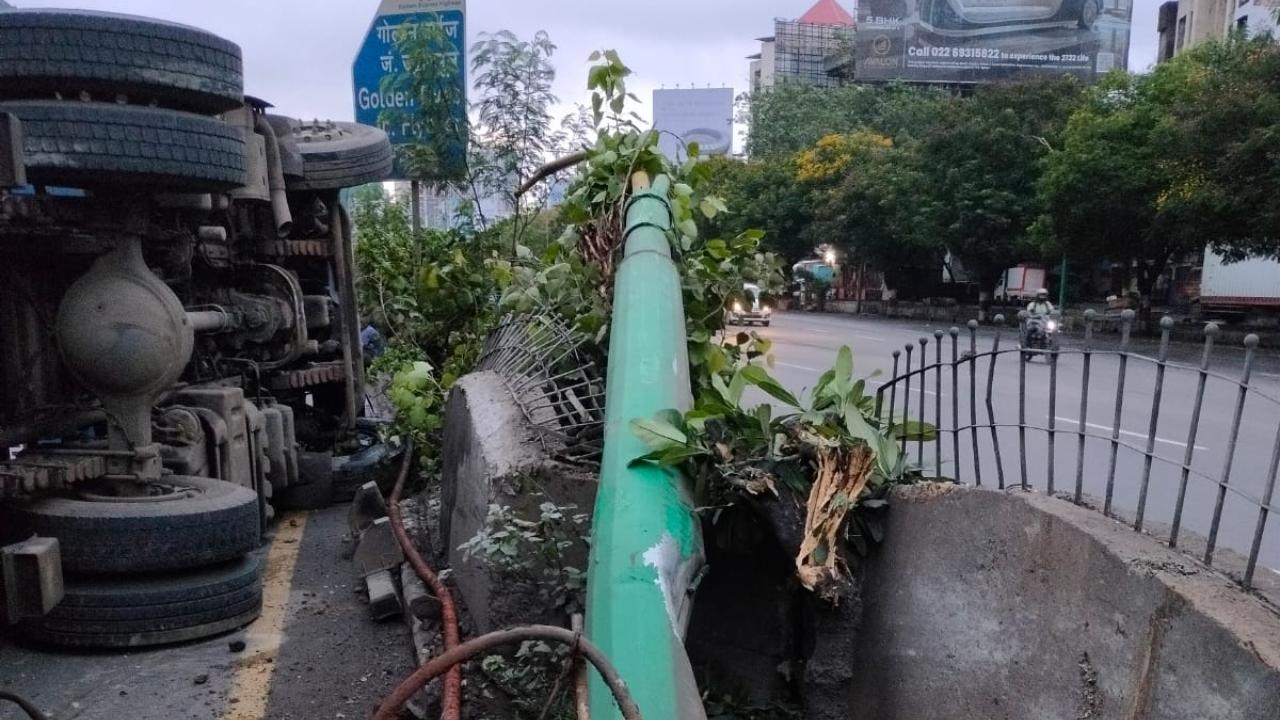 The truck crashed on the road divider and due to the impact, a street pole fell down