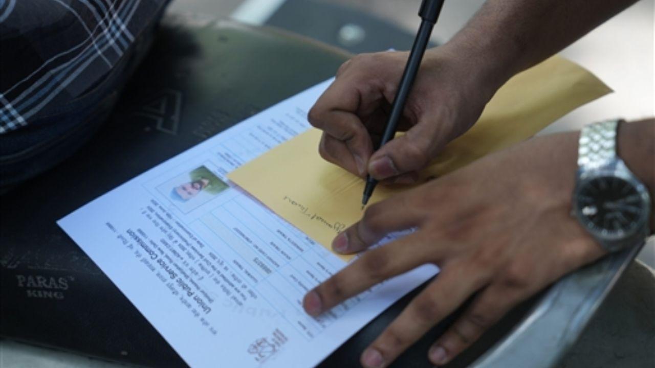 Aman Kumar, a candidate travelling to Noida for the exam, appreciated the DMRC's initiative, noting that the early start of metro services was a significant help. 